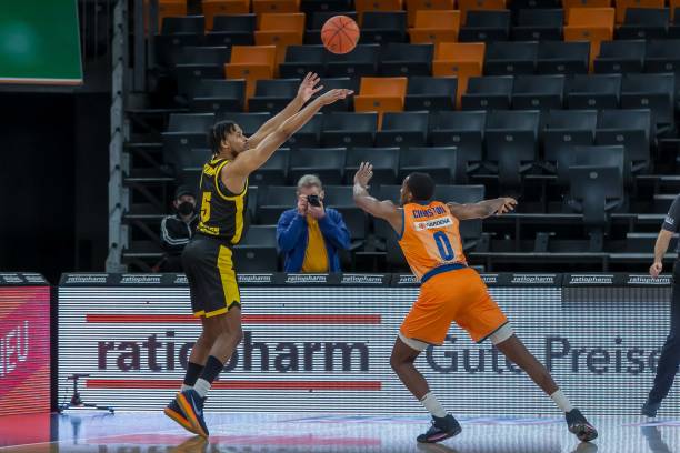 在防守端 在防守端