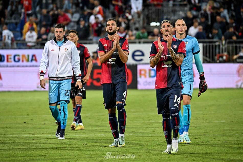 在他踏上球 在他踏上球